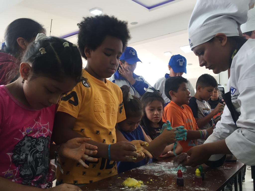 Carrera de Gastronomía del ISTB dicta taller sobre Mini Chefs a niños de la colonia “Aprende y Juega con Paquito Policía”