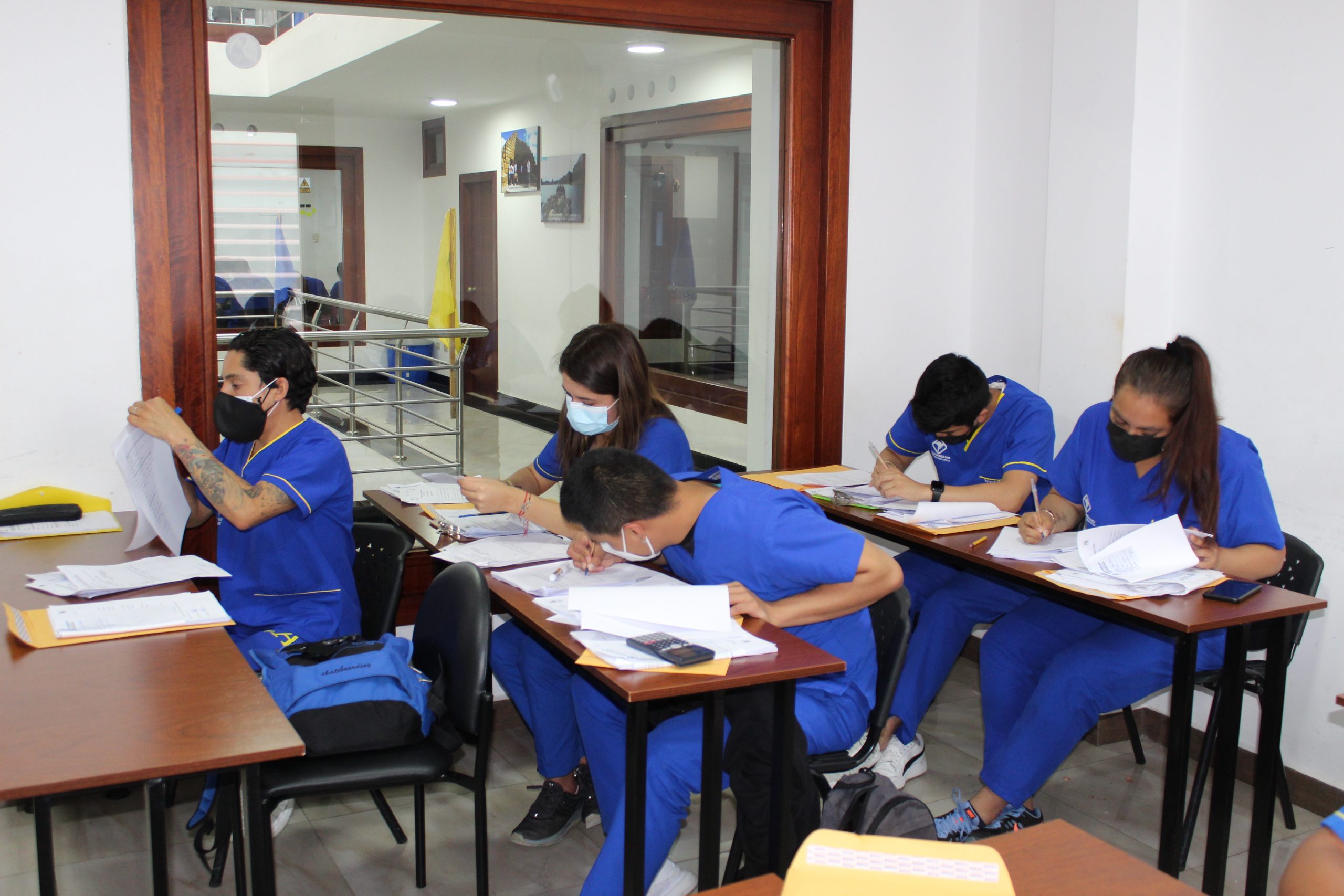 UNIVERSITARIO BOLIVARIANO comienza etapa de graduación de 400 profesionales de Enfermería
