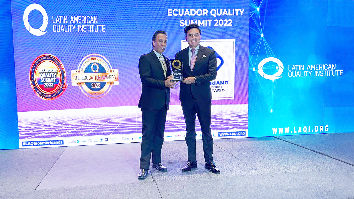 Instituto Universitario BOLIVARIANO recibió Premio Empresa Ecuatoriana del año 2022