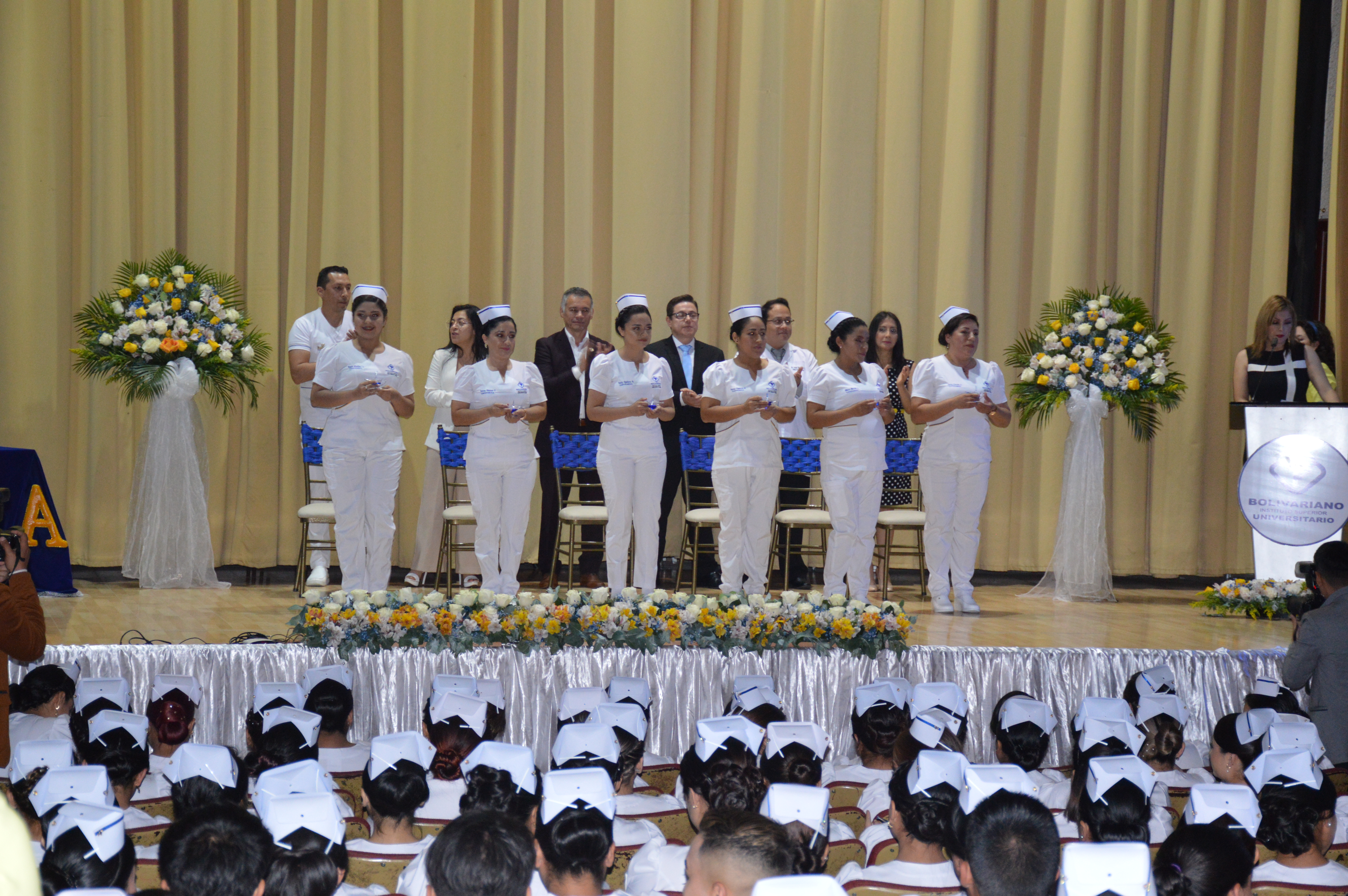 200 nuevos profesionales de Enfermeríadel Bolivariano recibieron sus insignias